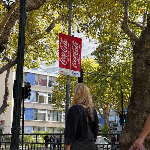 Posteras de Coca-Cola en poste de alumbrado
