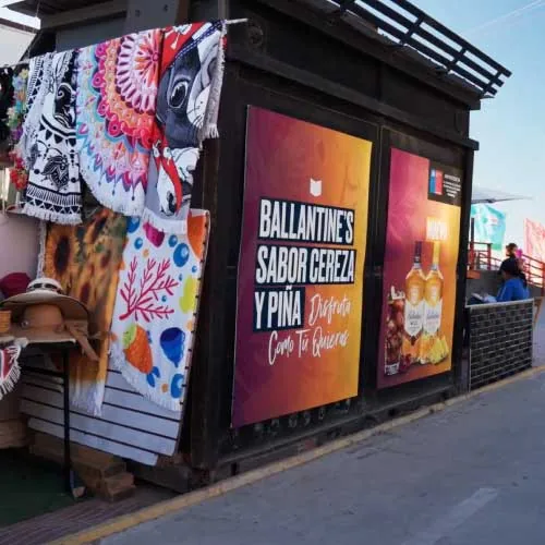 Kiosco intervenido con campaña de Ballantine's