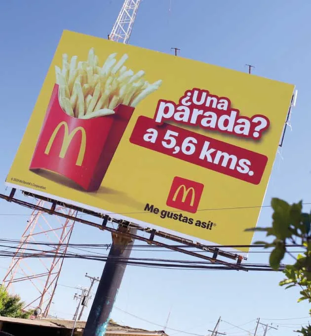 Letrero caminero de McDonald's: ¿Una parada? a 5,6 kms