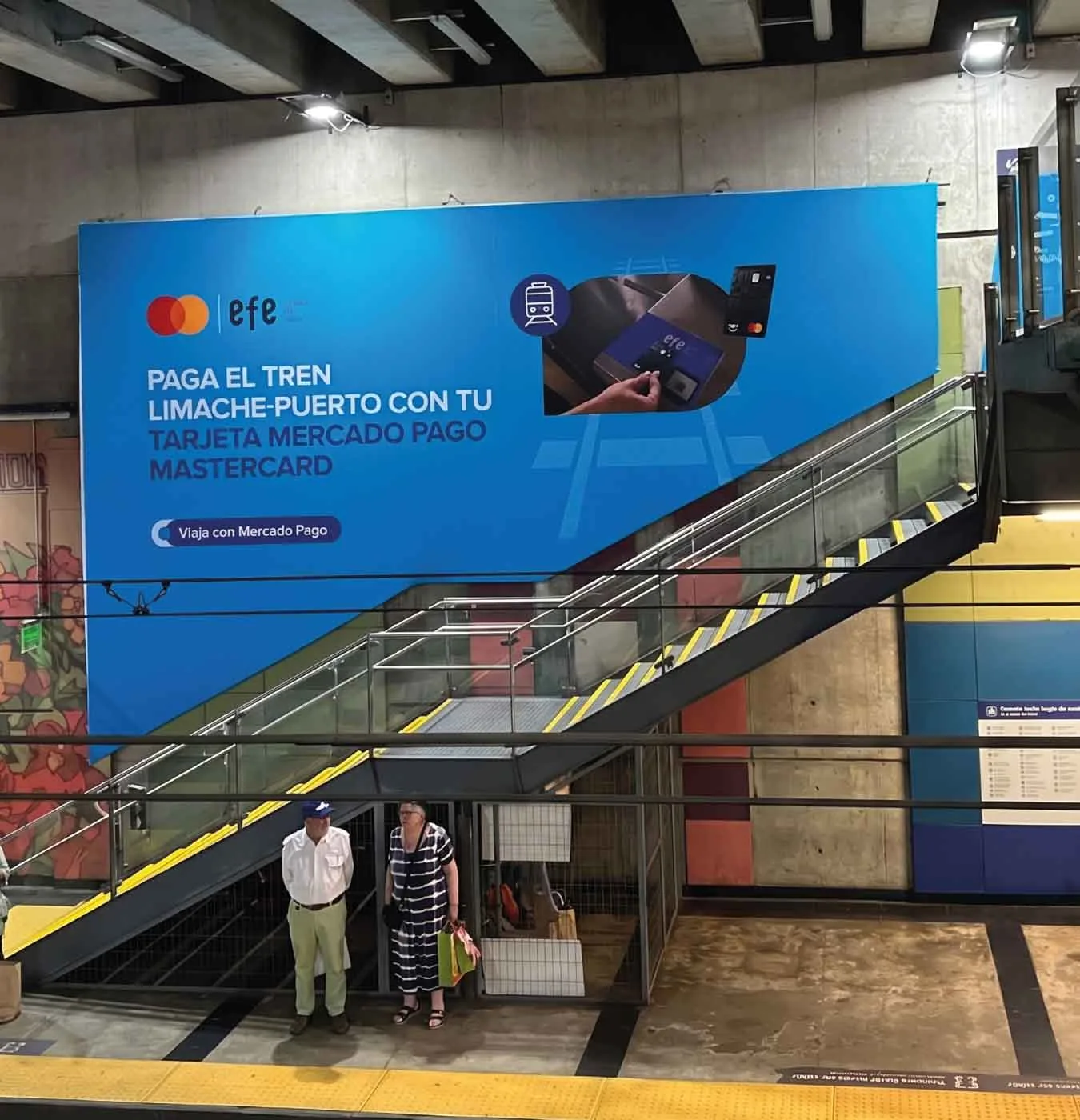 Gran formato de Mercado Pago en estación de tren