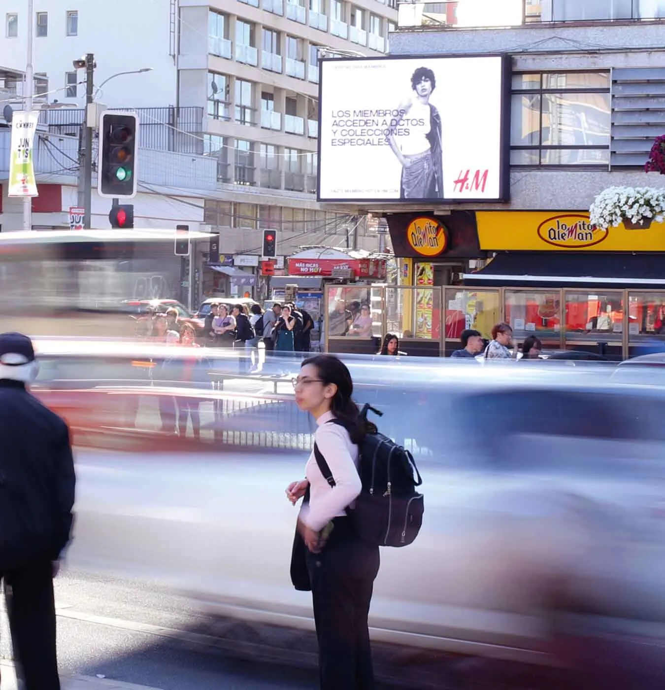 Pantalla LED de H&M en una esquina con flujo peatonal