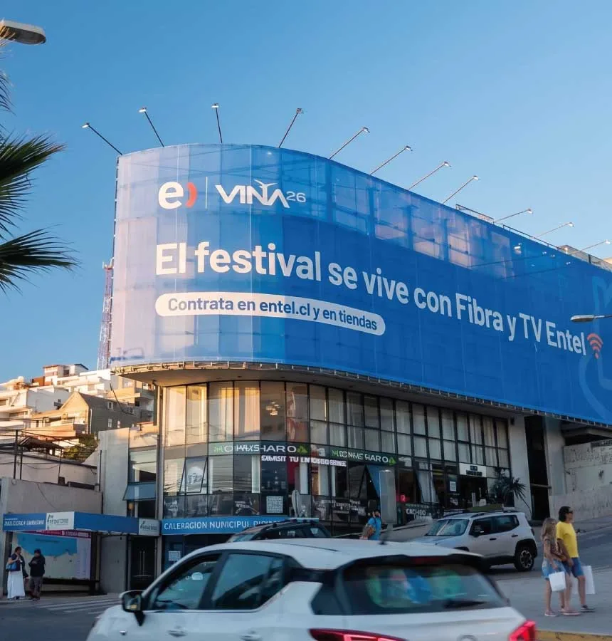 Fachada completa con campaña de Entel para el Festival de Viña