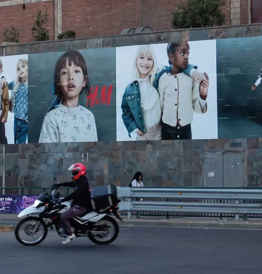 Gran formato urbano con campaña de H&M