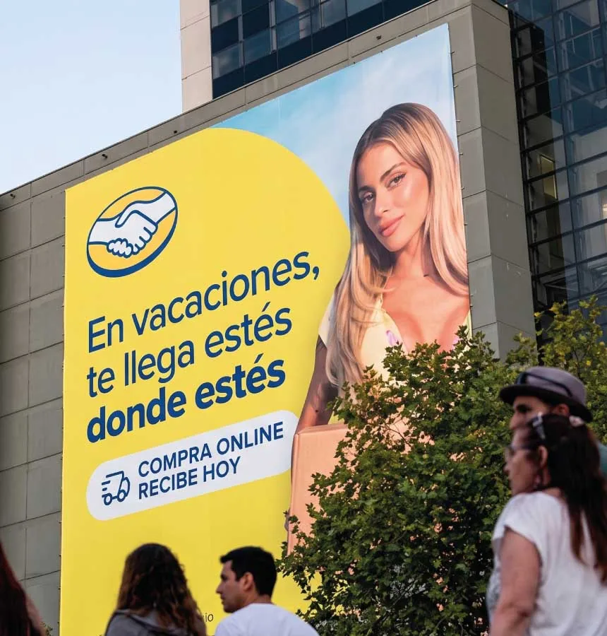 Gran formato de Mercado Libre en fachada