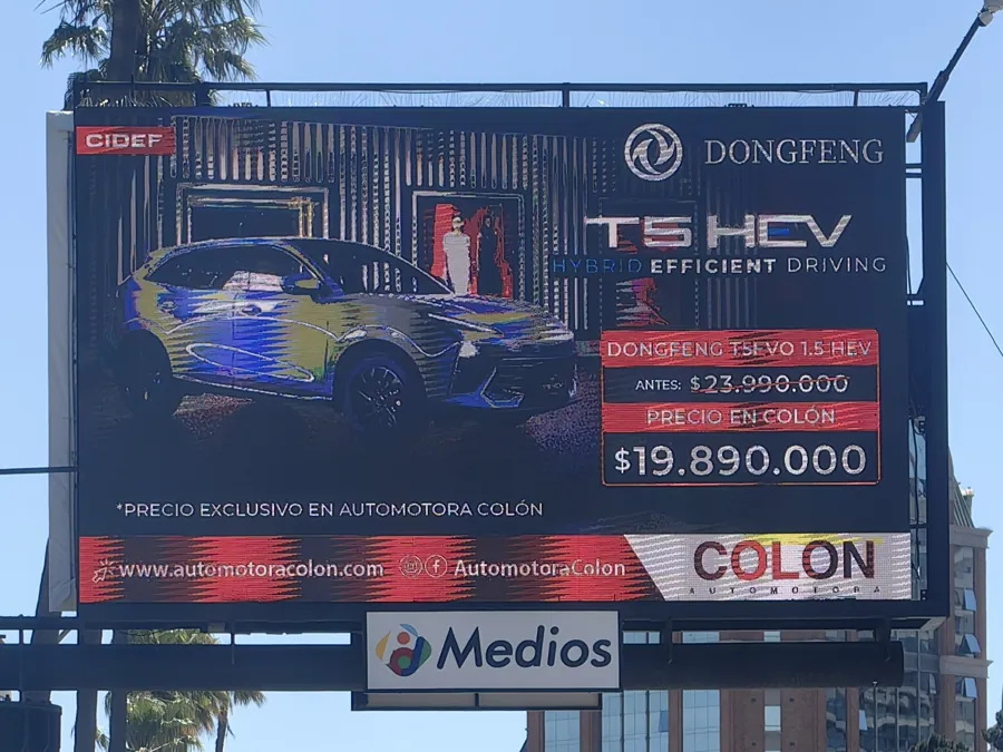 Pantalla LED sobre avenida, Viña del Mar
